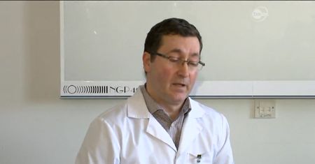 Mężczyzna ze śrubokrętem w głowie