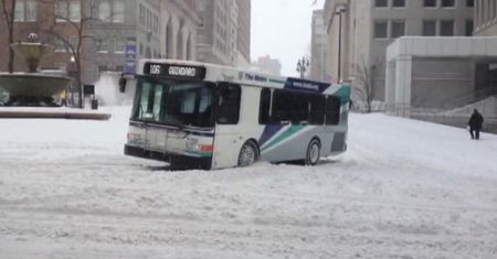 Autobus wpadł w poślizg i skosił latarnię