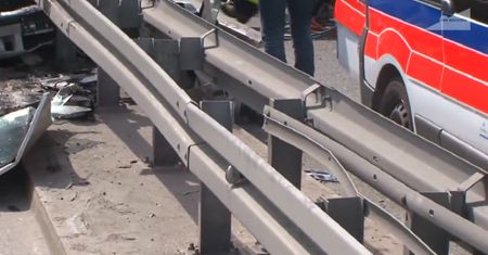 Samochód wbił się w barierki