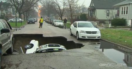 Lej krasowy pochłonął trzy samochody w Chicago
