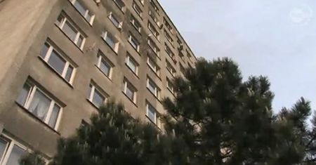 Dziewczynka wypadła z ósmego piętra