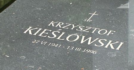 Skradziono rzeźbę z grobu Krzysztofa Kieślowskiego