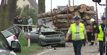 Naczepa tira uderzyła w samochody