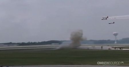 Ściana ognia na koniec lotniczego pokazu, na którym zginęły 2 osoby