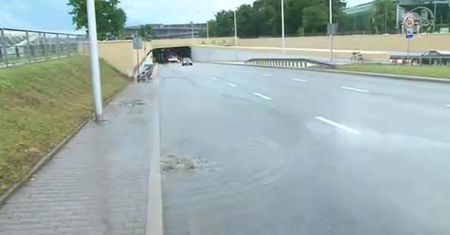 Tunel pod Wisłostradą otwarty i... zalany
