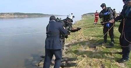 Wyciąganie niewybuchów z dna Wisły