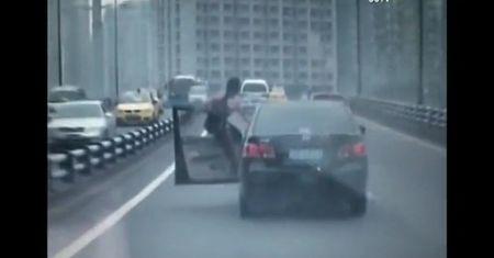 Chiny: Akrobacje w gęstym ruchu