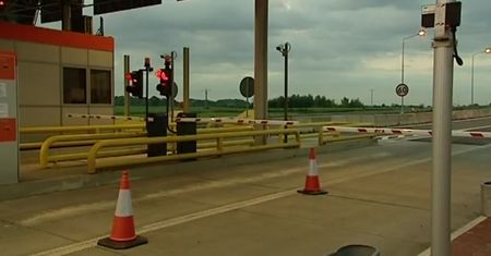 Karetka staranowała bramkę na A4