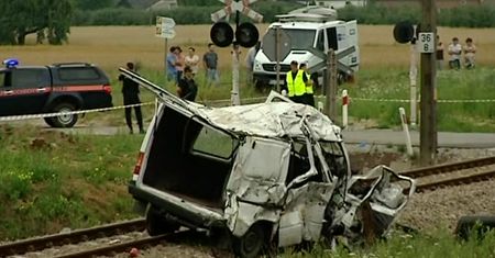 Łódzkie. Pociąg uderzył w busa