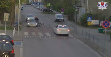 Dwie nastolatki na jednej hulajnodze. Wjechały wprost w auto