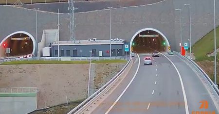 Bulwersujące nagranie z S1. Kierowca zawraca tuż przed tunelem
