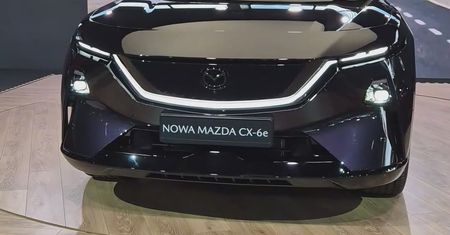 Wideo: nowa Mazda CX-6e. 26-calowy ekran zrywa z tradycją