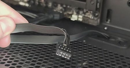 Najtrudniejszy etap składania komputera. Jak podłączyć panel obudowy do płyty głównej?