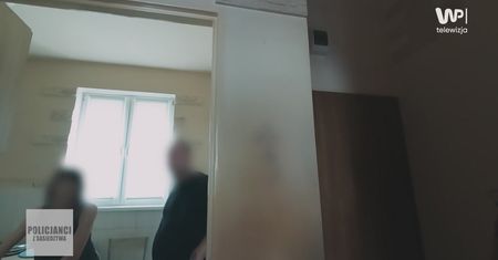 Wezwał policjantów. Pokazał niepokojące odciski na oknie
