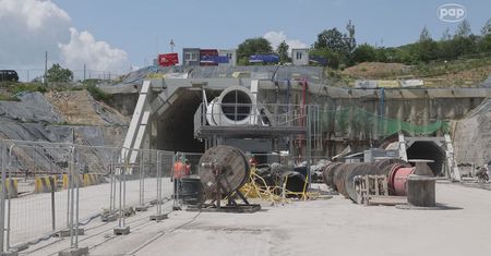 Powstaje najdłuższy tunel kolejowy w Polsce. Tak wygląda budowa
