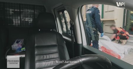 Dostali zgłoszenie o nieprzytomnej kobiecie. "To co, już koniec?"