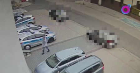 24-latek rzucił kamieniem w komendę policji. Pokazano nagranie