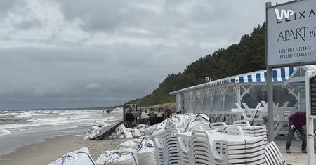 Turyści oczarowani, przedsiębiorcy załamani. Sztorm spustoszył plażę