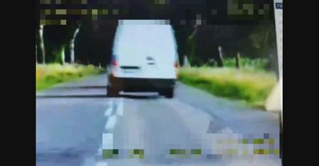 O włos od czołowego zderzenia. Brawurowy manewr kierowcy busa