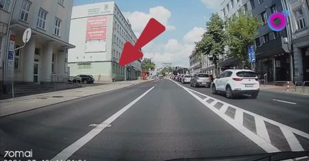 22-latek bił i kopał starszego mężczyznę. Policjant ruszył na pomoc