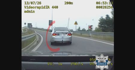 Chciał ukryć to przed policją. 20-latek wyrzucił niewielkie zawiniątko