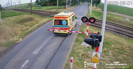 "Już nie uratują". Karetka utknęła na przejeździe kolejowym