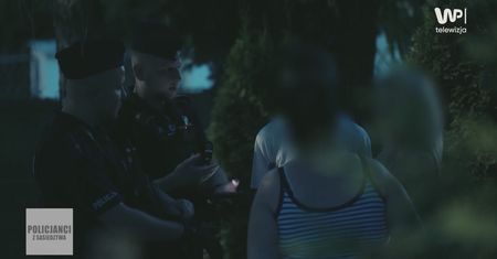 Ojciec wyrzucił 16-letniego syna z domu. Chłopak zadzwonił po policję