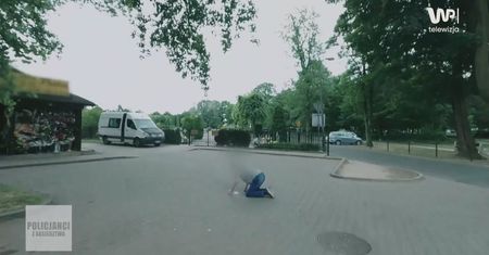 Zobaczyli go w czasie patrolu. Senior potrzebował natychmiastowej pomocy