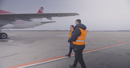 Turbulencje, awarie i stres. Szczera prawda o pracy pilota