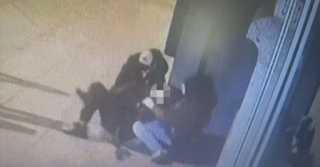 Zaszli od tyłu, zaatakowali. Policja z Warszawy szuka tych mężczyzn