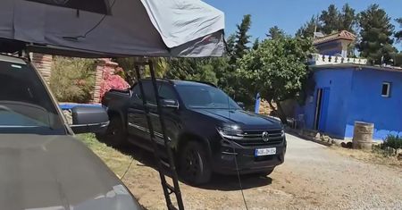 Wideo: Volkswagen Amarok z namiotem i kuchenką. Jak to jest zapakowane?