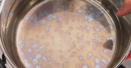 Jak usunąć tęczowe plamy z dna garnka? Banalny sposób
