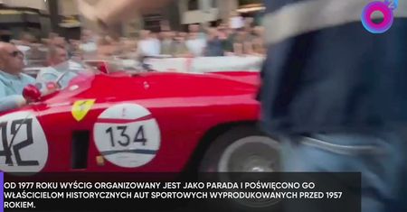 Historyczny wyścig w Rzymie. Stare samochody i ryk silników Ferrari