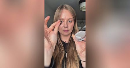 Przezroczysty puder hitem sieci. Przetestowała go na własnej skórze