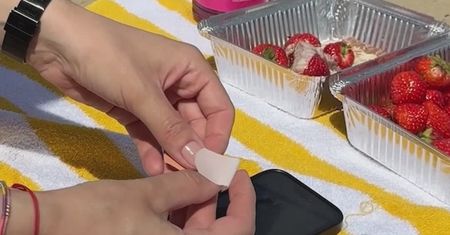 Przyklej do smartfona, zanim zabierzesz go na plażę. Genialny patent
