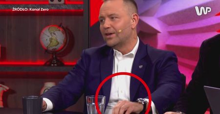 Niezręczny moment w studiu. Mazurek podał Nawrockiemu snusa