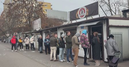 Kolejka do kebaba w Warszawie. Czekali 30 minut. Oto "efekt Książula"