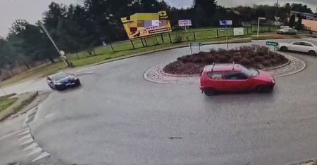 Pościg w Skarżysku. Uderzył w inne auto. Mógł się zdziwić