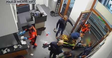 Zakrwawiony senior wszedł na komisariat. Dramatyczna akcja we Wrocławiu