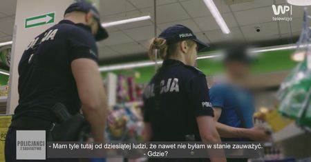 Schował to w spodniach. Dopiero na zapleczu pokazał, co ukradł