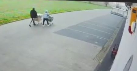 Dwaj rabusie nagrani. Spacerowali z łupem przez miasto