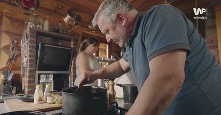 Zbierają pokrzywy w ogrodzie i pakują do garnka. Ich zupa stała się hitem wśród gości
