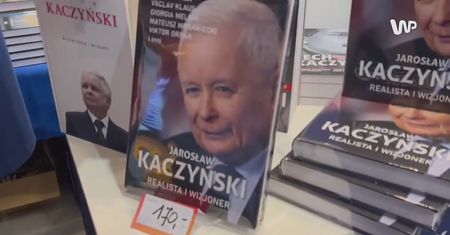 Stragan Sakiewicza na konwencji PiS. Tym handluje szef Republiki