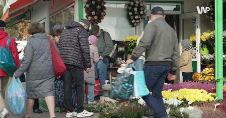 Uroczystość Wszystkich Świętych. Warszawiacy ruszyli na cmentarze