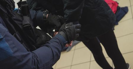 Bezprawnie przetrzymywał i wykorzystywał kobietę. Policja zatrzymała 34-latka