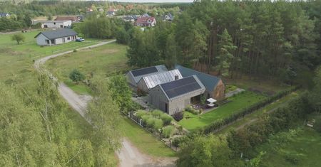 Jeden dom, cztery strefy. Funkcjonalna bryła na skraju lasu