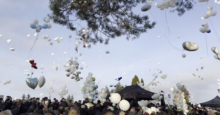 Poruszający moment na pogrzebie. Setki balonów wypuszczone w niebo