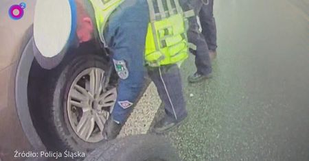Stał na łuku drogi. Nagle pojawiła się policja. Oto, co stało się później