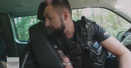 "Jakby ojciec chciał cię walnąć, możesz schować się za mną". Rodzinna interwencja policjantów