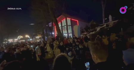 Sceny w Zakopanem. Tłum przed kościołem. "Ręce opadają"